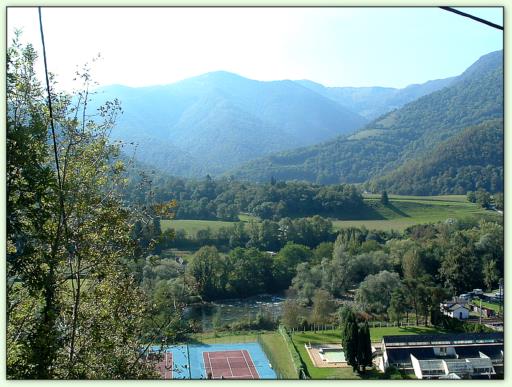 piscine et tennis- vue depuis le gite - pyrenees montagne